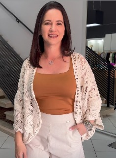 Look com cardigan de crochê, regata caramelo e short branco