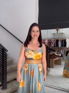 Vestido longo com estampa floral em azul e laranja