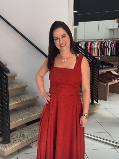 Vestido longo vermelho com cintura marcada