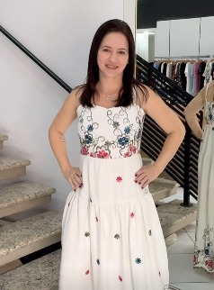 Look com regata preta e calça jeans com lenço de bolinhas