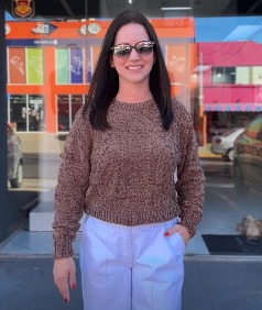 Look com suéter de tricô marrom e calça branca